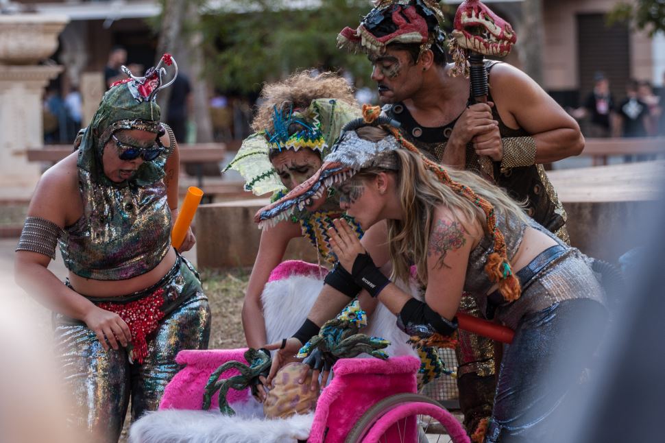 Sesi São Carlos recebe o espetáculo "Ninguém Aguenta Mais - o que não cabe em mim cabe na rua" 