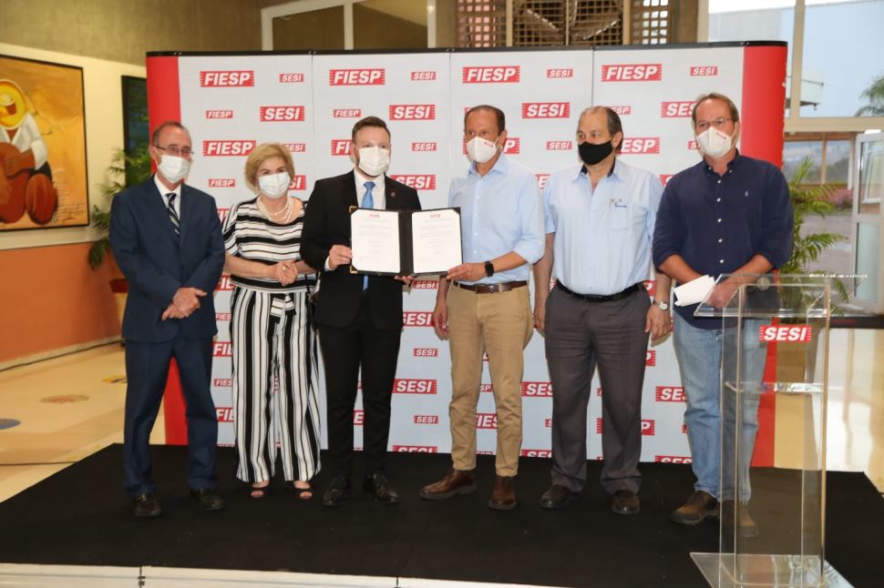 Tambaú formaliza parceria para implantação do Sistema Sesi de Ensino