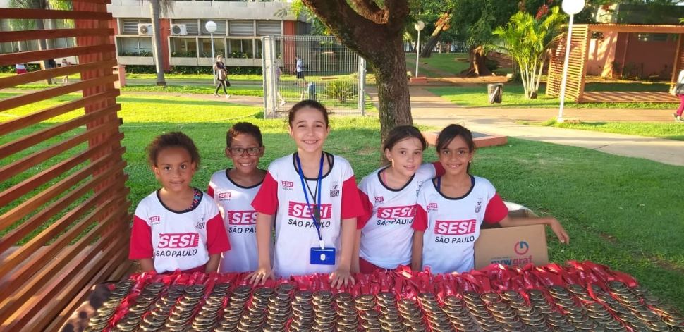 Festival PAF de Natação reúne mais de 600 pessoas no SESI São José do Rio Preto