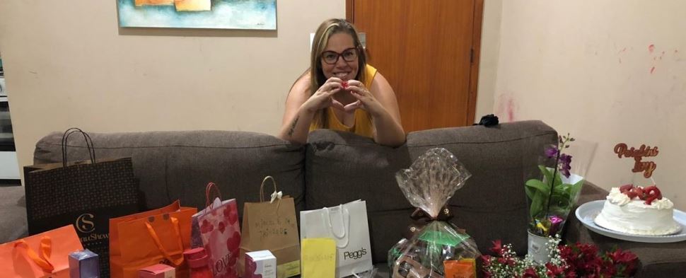 Alunos e familiares fazem homenagem surpresa à professora 