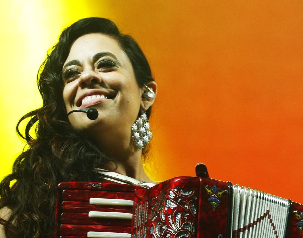 Show apresenta ritmos brasileiros ao som da sanfona de Adriana Sanchez