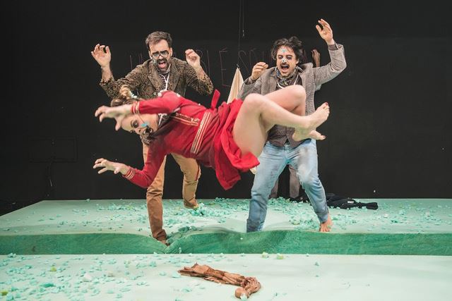 Peça usa metáfora dos “zumbis” para debater temas sociais