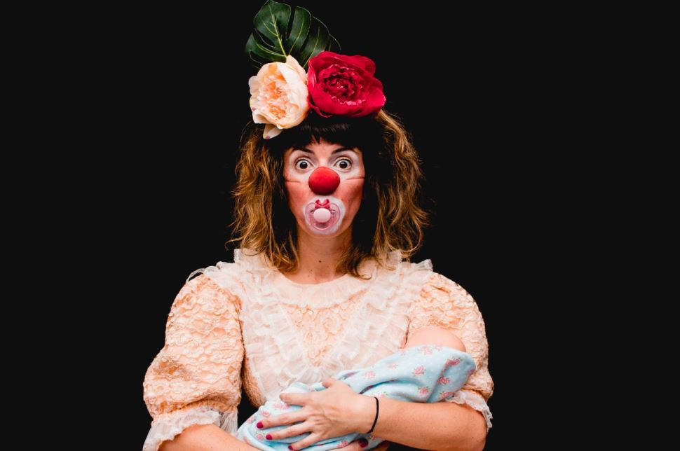 Peça usa da palhaçaria para retratar alegrias e tristezas da maternidade