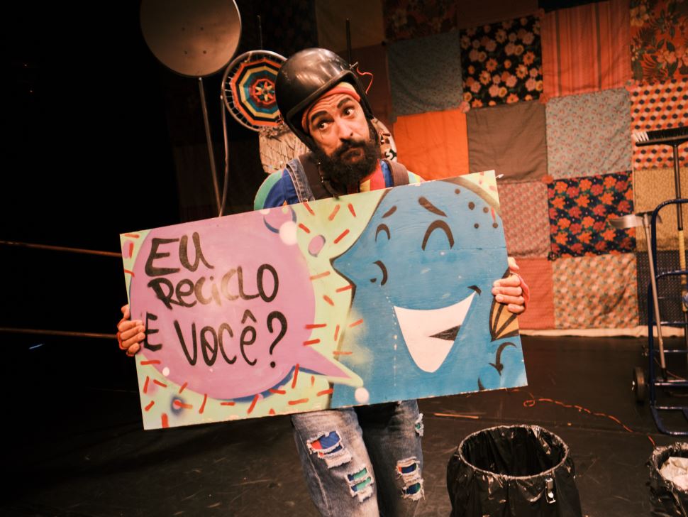 Peça circense aborda a importância da reciclagem