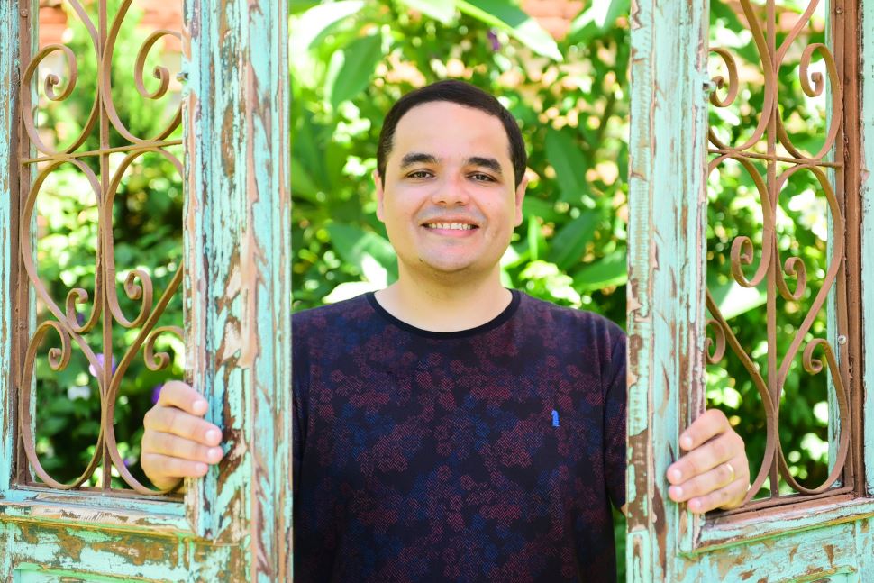 Escritor e jornalista Raul Marques fala sobre o papel da literatura em abordar temas difíceis para crianças e jovens