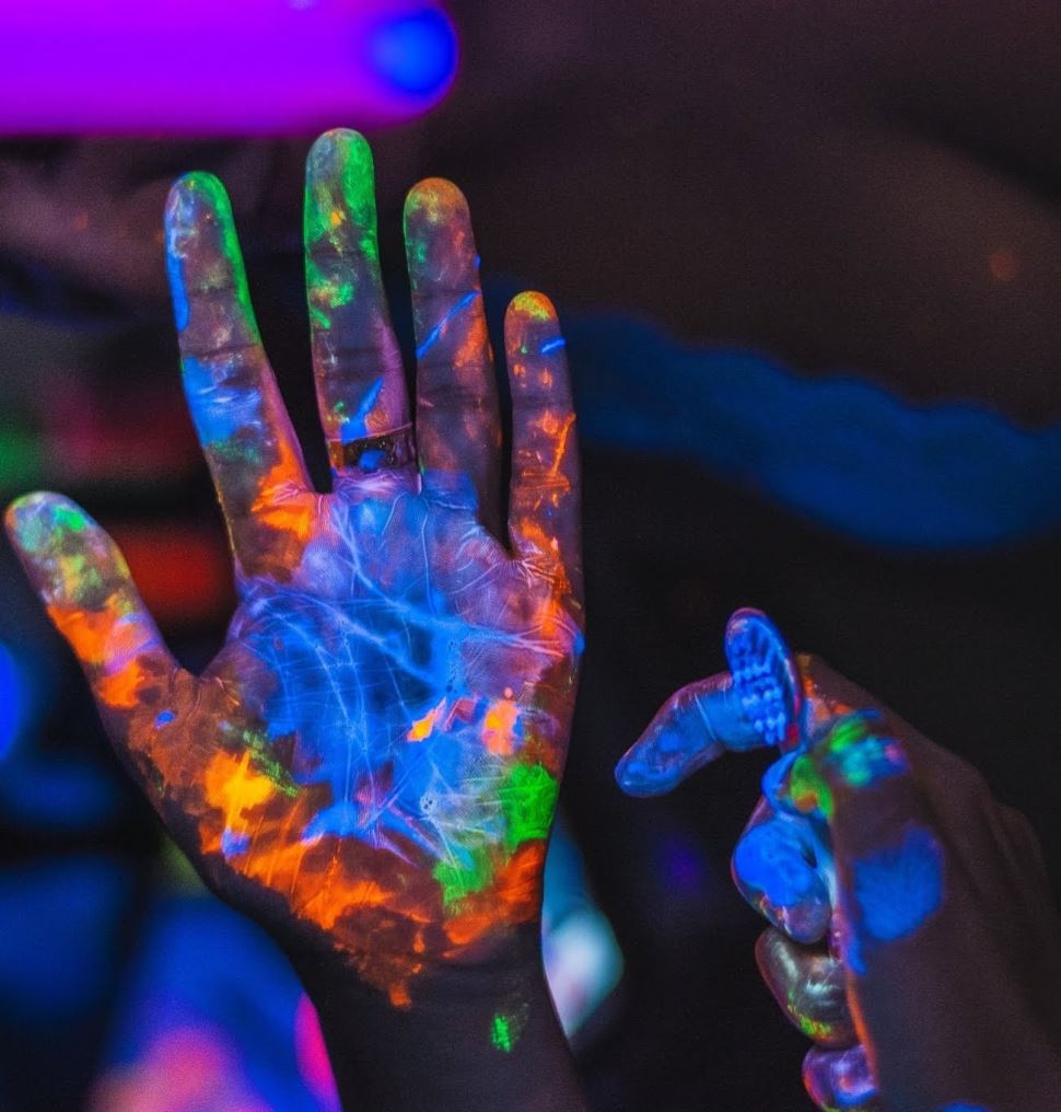 Oficina "Pintando universos com os dedos e uma escova de dente"