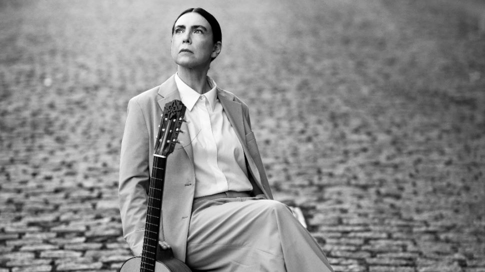 Centro Cultural Sesi São José do Rio Preto recebe Adriana Calcanhotto para o show “Voz e Violão”