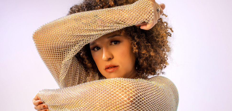 Cantora Nathalia Bellar apresenta o show “Pelo Espelho da Pele”, dia 24 de outubro