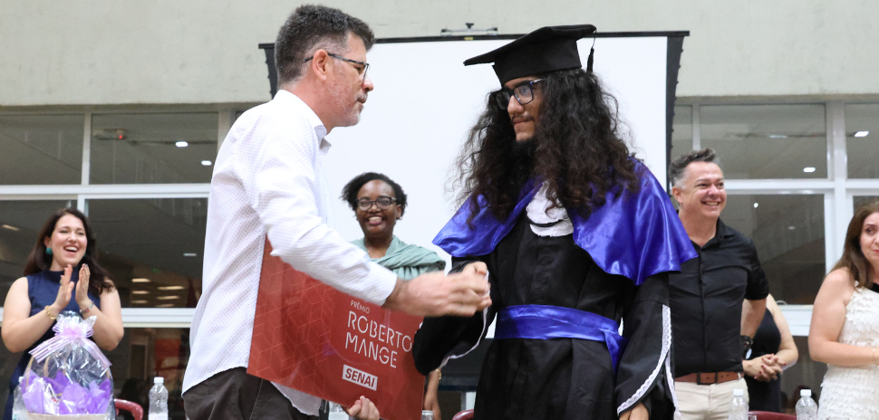 Estudante do SESI Rio Preto recebe Prêmio Engenheiro Roberto Mange, maior honraria concedida pelo SENAI