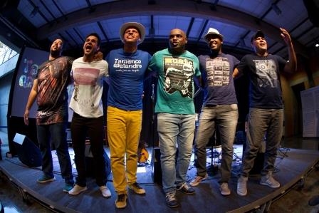 O grupo Tamanco Malandro agita o palco do SESI Sertãozinho