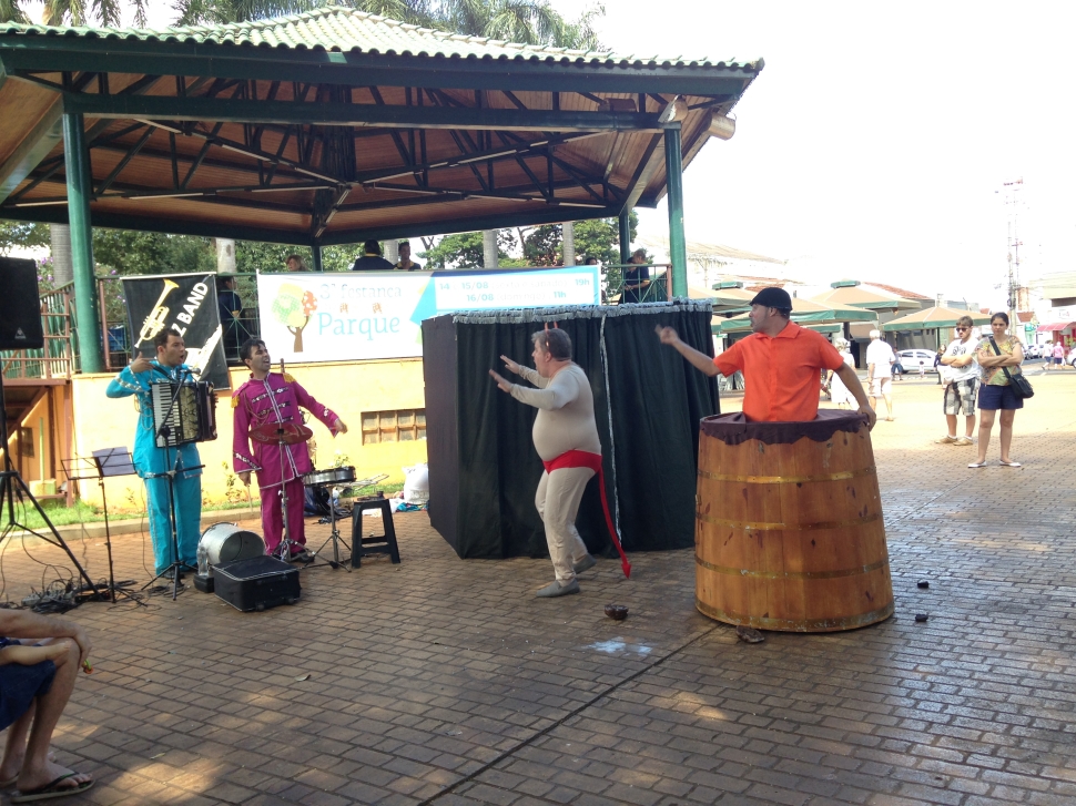 No espetáculo do SESI Sertãozinho, os relacionamentos humanos viram uma comédia