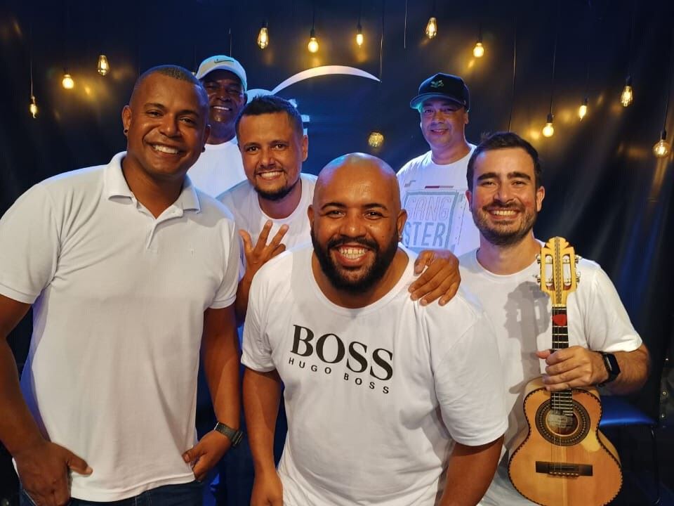 Show de Dija e amigos no Sesi Sertãozinho celebra os clássicos do samba