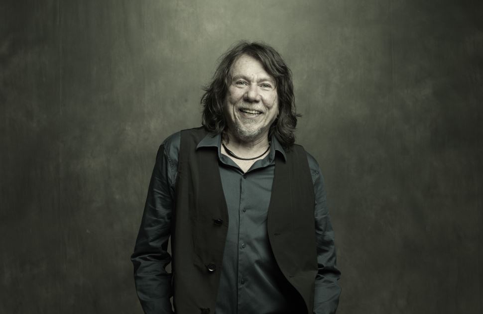 Lenine canta grandes sucessos da carreira no Sesi Sertãozinho