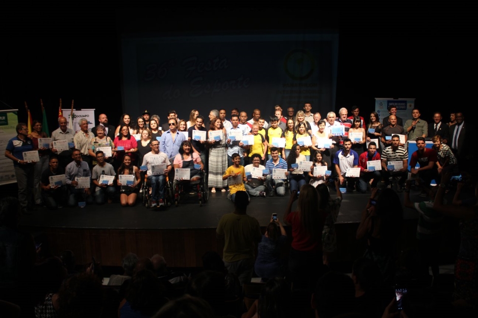 Atletas do Programa Atleta do Futuro recebem prêmio