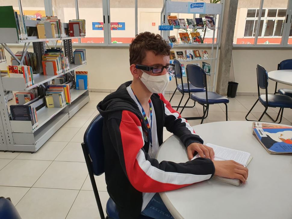 SESI SÃO ROQUE ENTREGA PARA ALUNO ÓCULOS INTELIGENTE QUE TRANSFORMA TEXTOS EM ÁUDIO