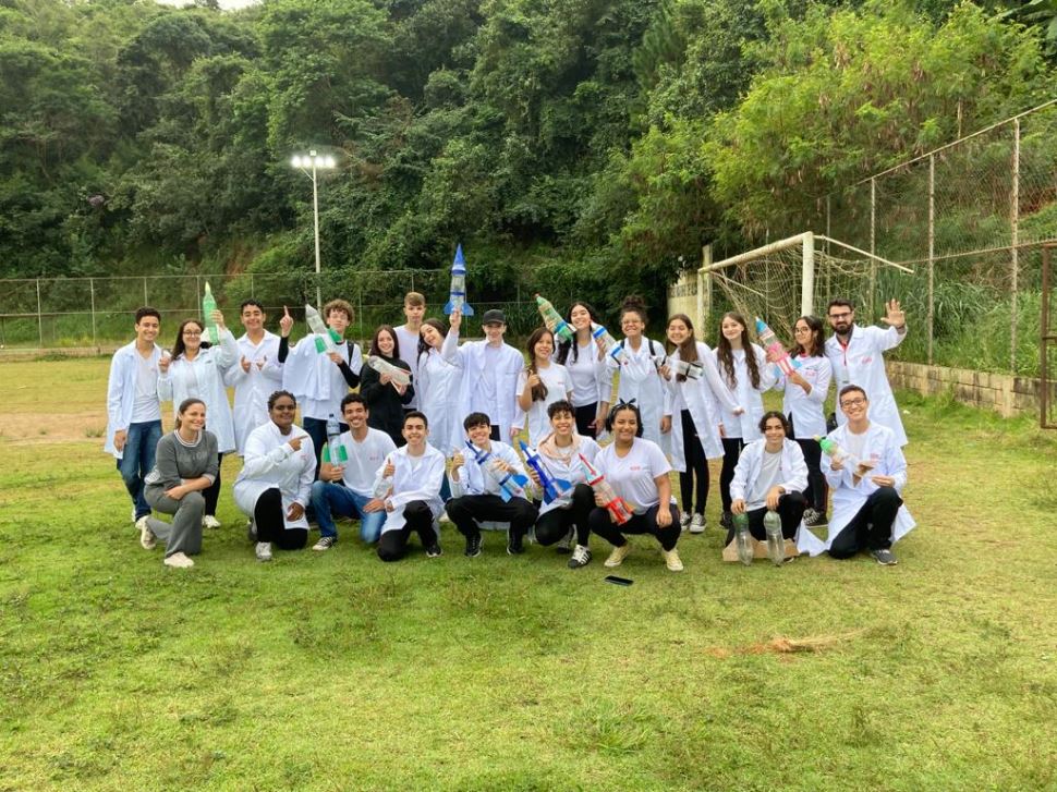 Estudantes do SESI Alumínio lançam foguetes com reação química para a Mostra Brasileira de Foguetes