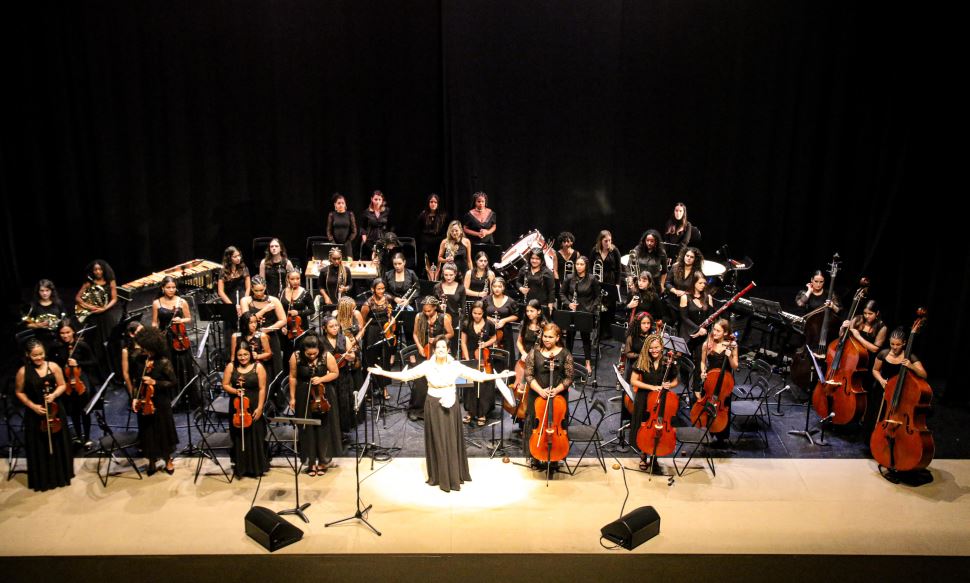 ‘Orquestra Sinfônica Juvenil Chiquinha Gonzaga Convida Zezé Motta’ se apresenta no Sesi Sorocaba