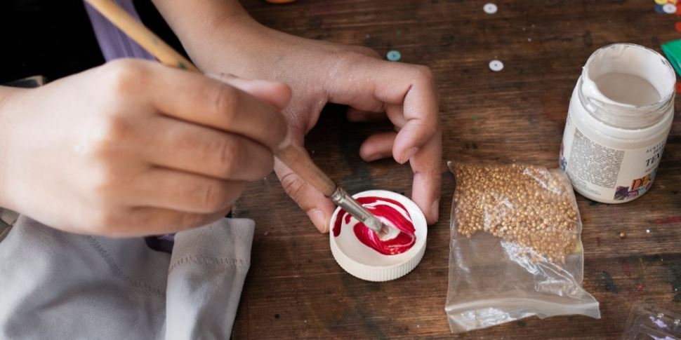 Carnaval reciclado: oficina gratuita transforma lixo em instrumentos musicais no Centro Cultural Sesi Sorocaba
