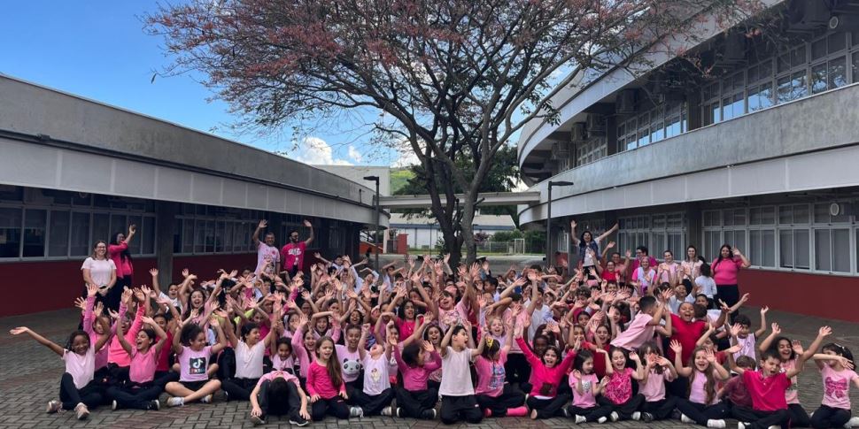 Escola SESI São Roque promove oficina de costura para confeccionar lenços destinados a mulheres em tratamento contra o câncer