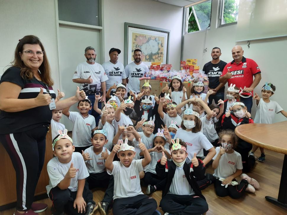 Páscoa Solidária do Sesi Santo André entrega doações de caixas de bombons e chocolates para CUFA  
