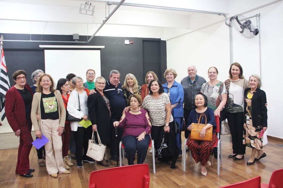 Grupo de ex-alunos e ex-colaboradores se reencontra para relembrar histórias de luta pela permanência da Escola Sesi na cidade de Santo André em 1975