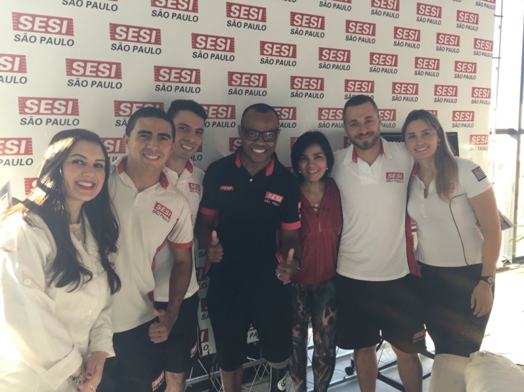 atleta Lipe atende ao público