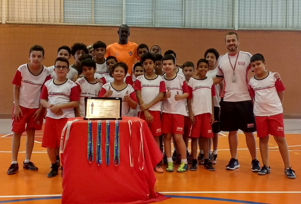 Alunos do Programa Atleta do Futuro de Taubaté recebem atleta profissional 