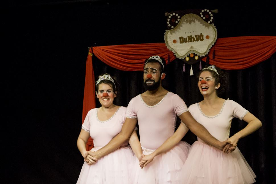 É MESMO UMA PALHAÇADA