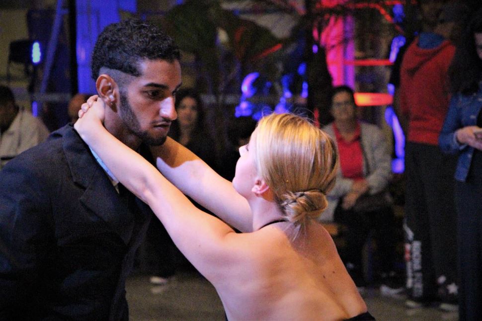 Sesi Votorantim apresenta a peça teatral “Todas as Cartas de Amor são Ridículas