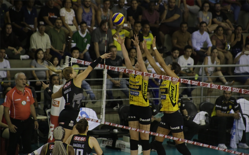 SESI-SP luta, mas acaba superado pelo Praia Clube na oitava rodada da Superliga 2017/18