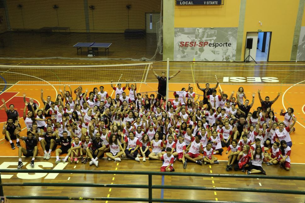 Atletas do SESI-SP Vôlei realizam clínica com alunos do Programa Atleta do Futuro