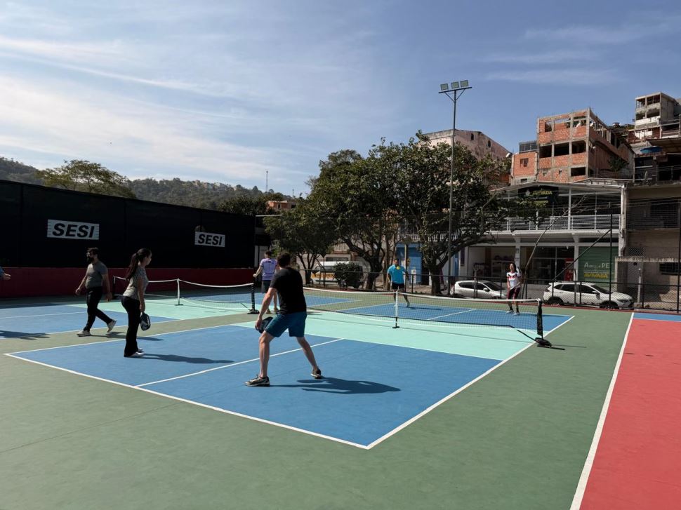 Pickleball chega ao SESI Santana de Parnaíba com novas turmas e aulas experimentais gratuitas