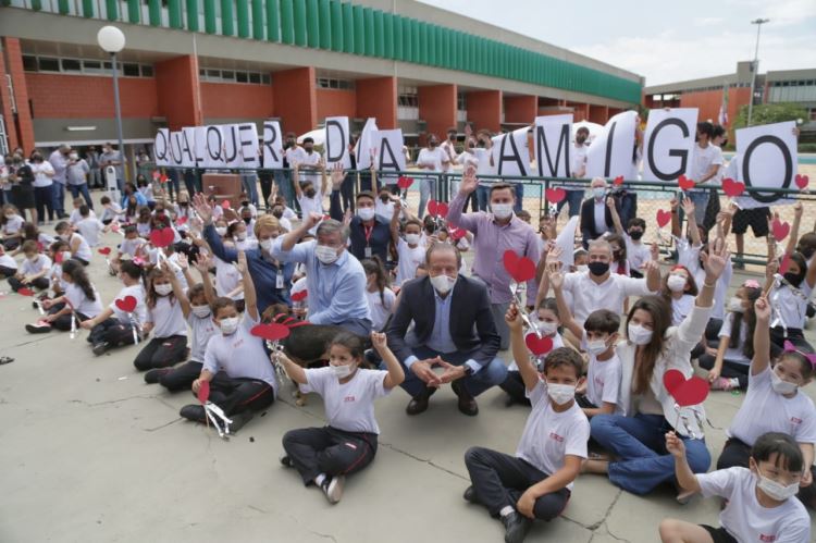 Skaf designa patrono para a escola Sesi de Garça e assina convênios em Marília
