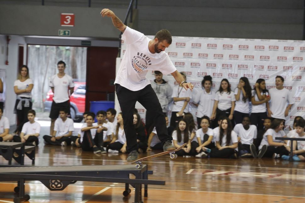 Sesi-SP recebe kits de skate de Bob Burnquist