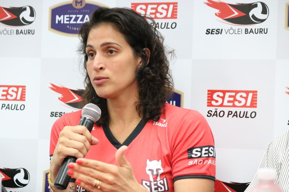 Dani Lins, jogadora do Sesi Vôlei Bauru, estará afastada dos próximos jogos para tratamento médico