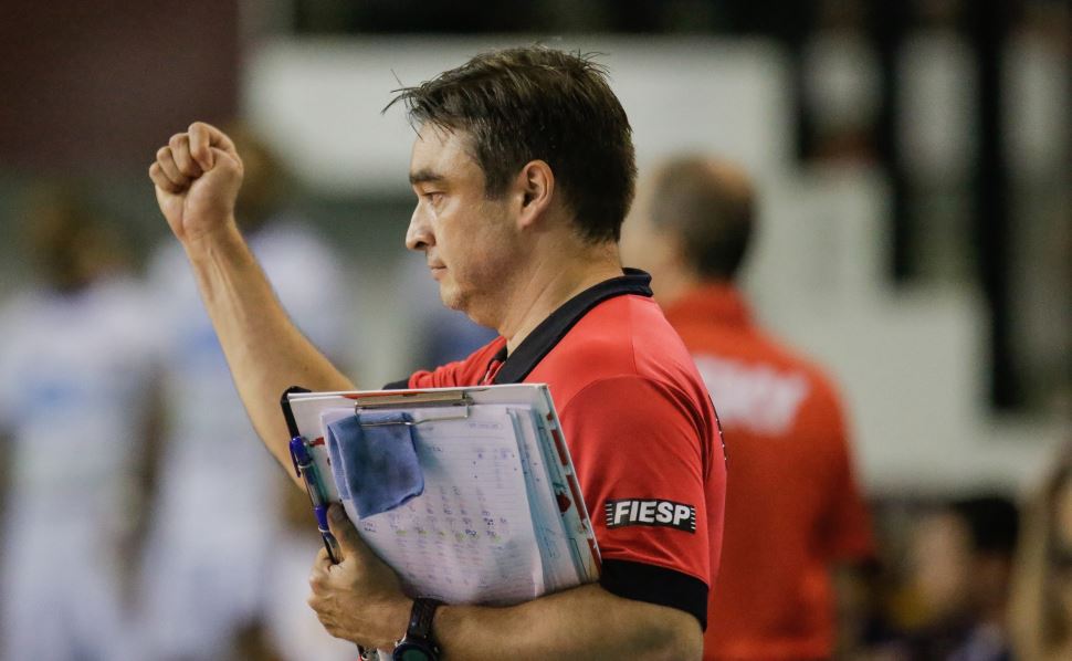 Rubinho renova com o Sesi-SP e segue para mais uma temporada à frente do vôlei masculino