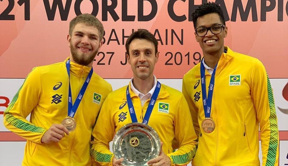 Com dois atletas do Sesi-SP, seleção brasileira sub-21 de vôlei masculino conquista bronze no Mundial de Bahrein