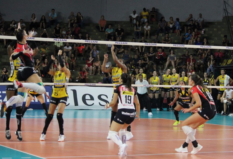 Sesi Vôlei Bauru é superado no tie break, mas mantém a quarta posição