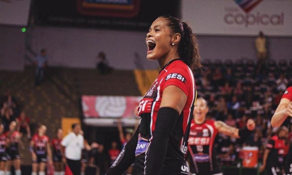 Adenízia renova com o Sesi Vôlei Bauru
