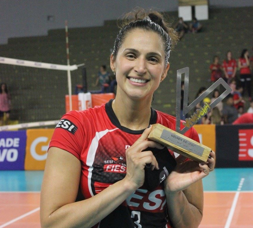 Dani Lins renova com o Sesi Vôlei Bauru