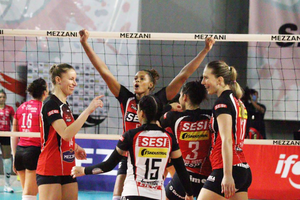 Sesi Vôlei Bauru vence Osasco/São Cristóvão Saúde, sobe para terceiro e se garante no G4  