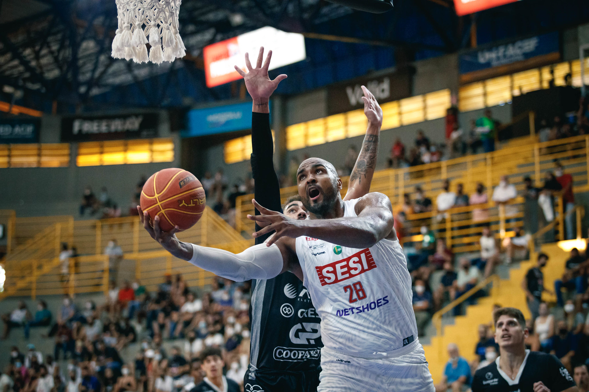 Minas vence mais uma e segue na liderança do NBB