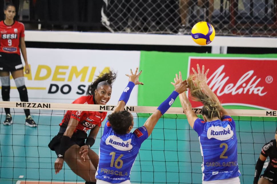No tie break, Sesi Vôlei Bauru vence Itambé/Minas na Superliga 2021-2022 