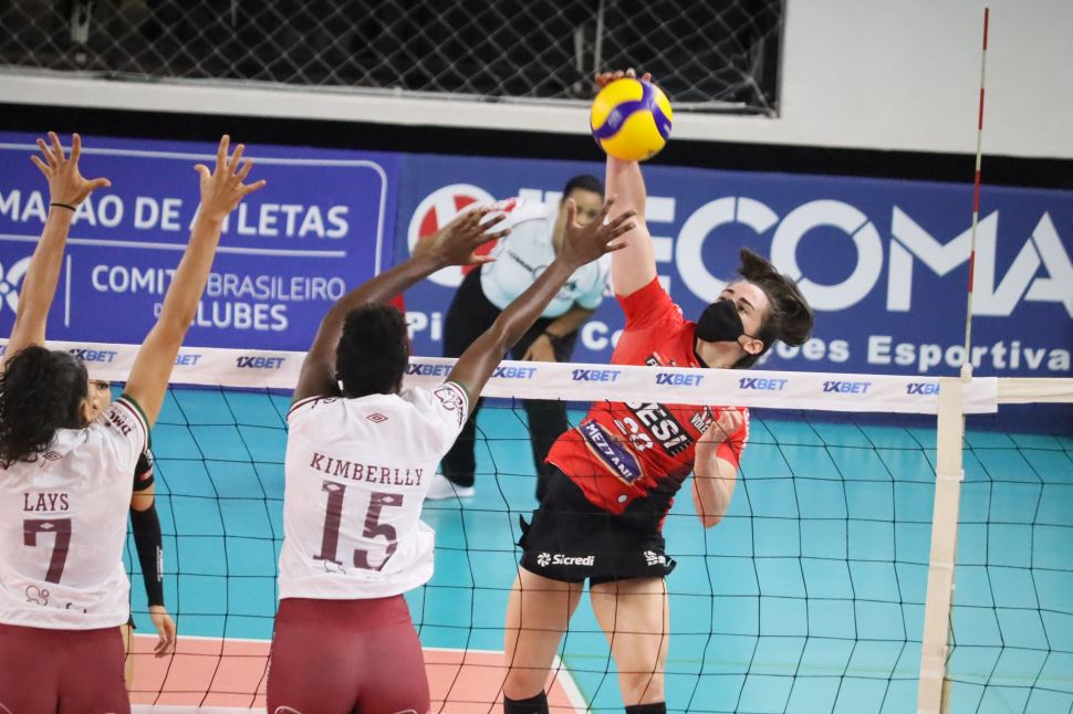 Sesi Vôlei Bauru vence o Fluminense na Superliga 2021/2022 e vai reencontrar time carioca nas quartas de final 