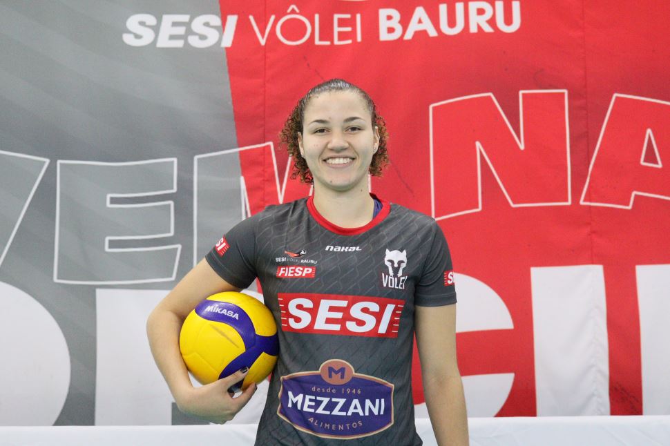 Ponteira da seleção brasileira, Karina Souza reforça o Sesi Vôlei Bauru 