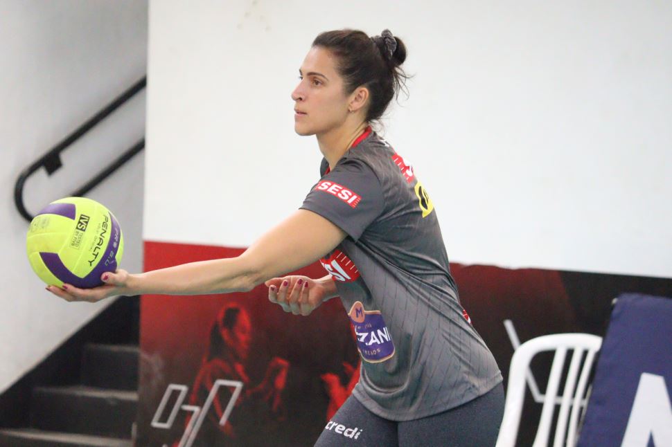 Dani Lins renova com o Sesi Vôlei Bauru   