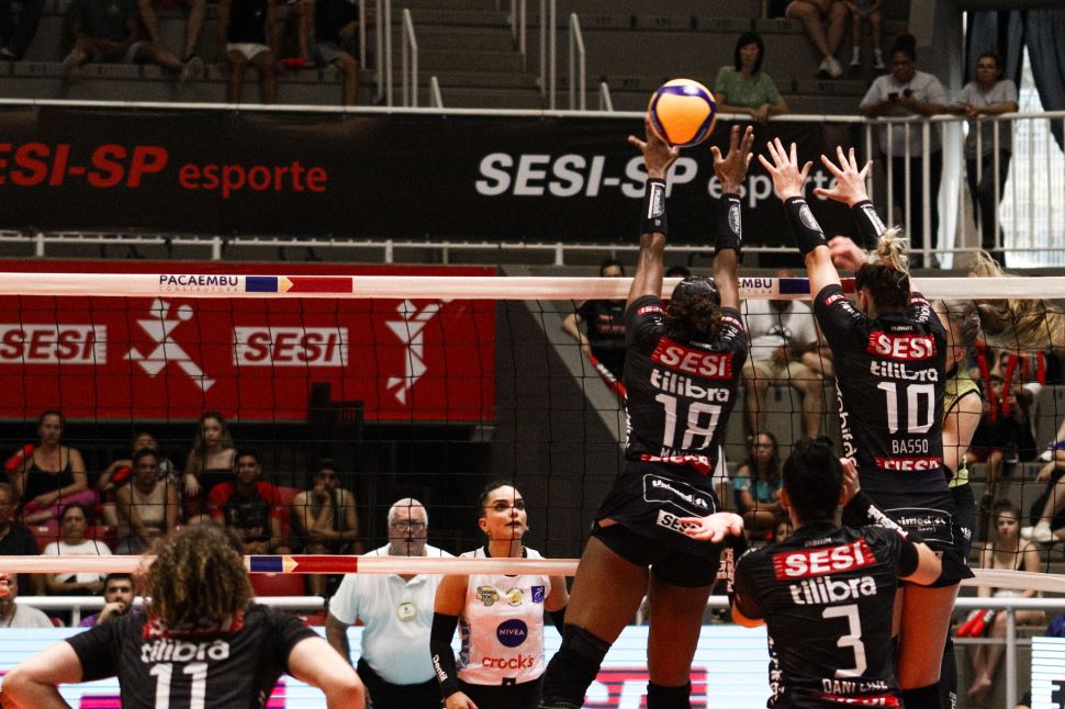 Sesi Vôlei Bauru encara Dentil/Praia Clube no último jogo do mês