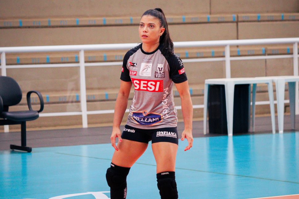 Sesi Vôlei Bauru renova com Léia para mais uma temporada