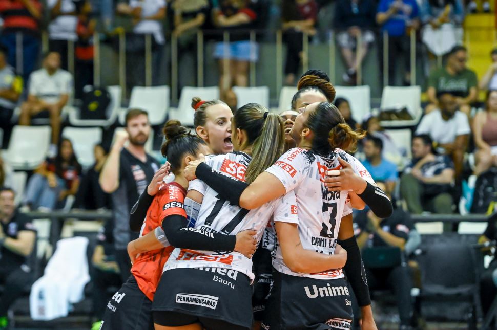 De virada, Sesi Vôlei Bauru bate Sesc RJ Flamengo pela Superliga 2024/2025