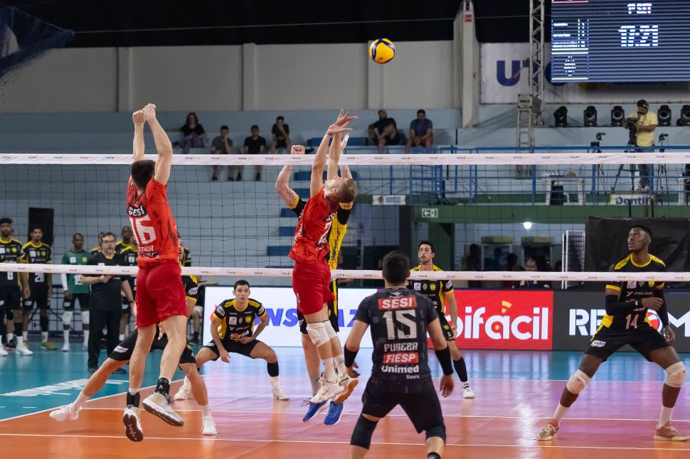 Sesi Bauru domina Praia Clube fora de casa e se classifica para semifinal da Copa Brasil